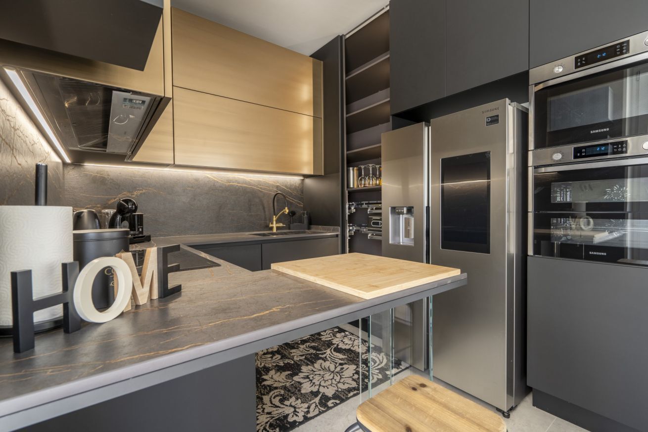 Kühlschrank, Mikrowelle, Ofen, Herdplatte