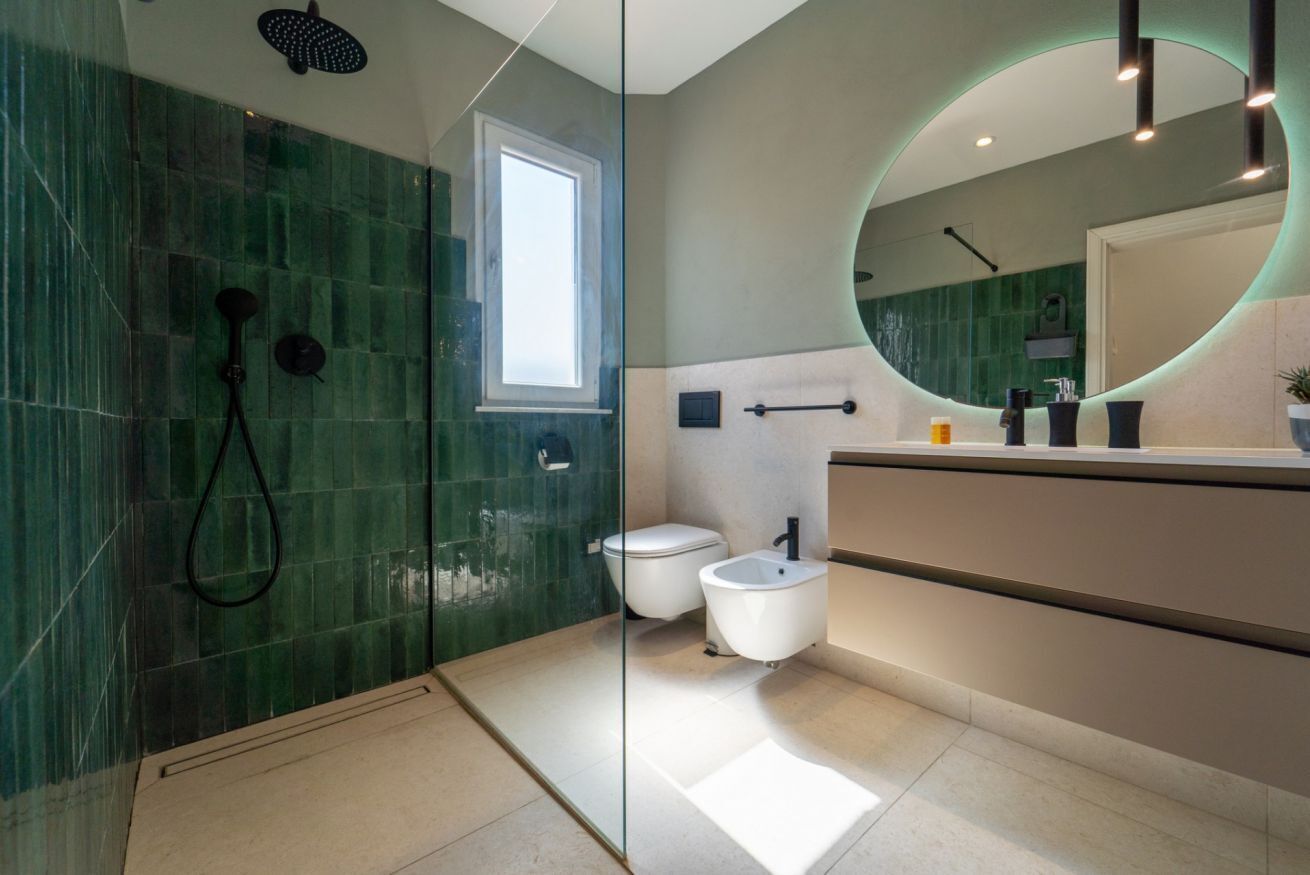 Douche, sèche-cheveux, bidet, serviettes fournies