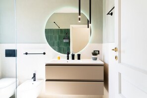 Regadera, secadora de cabello, bidet, toallas 