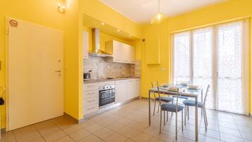 Een koelkast, een oven, een kookplaat, een vaatwasser