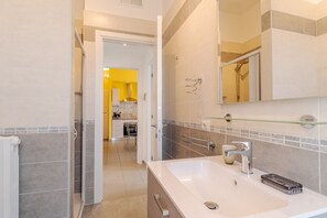 Dusche, Haartrockner, Bidet