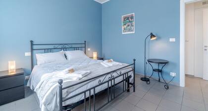 GuestHost - Modern and functional apartment of approximately 50 m2, ideal for 3 people, is located on the third floor of a period building equipped with a lift and consists of a kitchenette, living area, a bedroom, a bathroom and two balconies. We are in