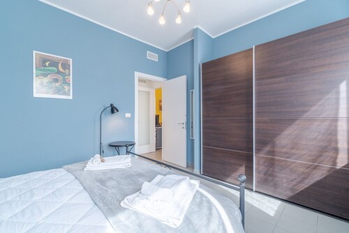 GuestHost - Modern and functional apartment of approximately 50 m2, ideal for 3 people, is located on the third floor of a period building equipped with a lift and consists of a kitchenette, living area, a bedroom, a bathroom and two balconies. We are in