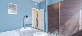 GuestHost - Modern and functional apartment of approximately 50 m2, ideal for 3 people, is located on the third floor of a period building equipped with a lift and consists of a kitchenette, living area, a bedroom, a bathroom and two balconies. We are in