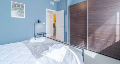 GuestHost - Modern and functional apartment of approximately 50 m2, ideal for 3 people, is located on the third floor of a period building equipped with a lift and consists of a kitchenette, living area, a bedroom, a bathroom and two balconies. We are in