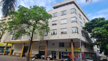 Overnatningsstedets facade – aften/nat