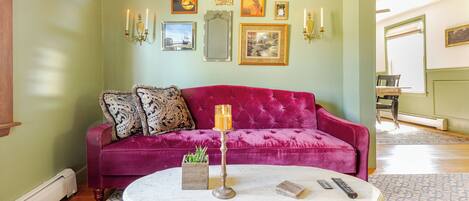 Smart-TV, BĂŒcher, Musikbibliothek, Stereoanlage