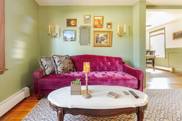 Smart-tv, böcker, ett musikbibliotek och en stereo