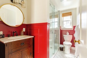 Dusch, hårtork, handdukar och tvål