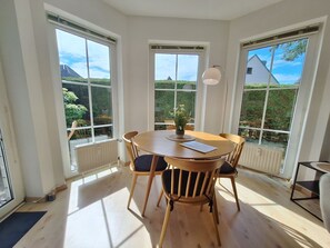 Dining - Birkenstr. 14 Wg.2 "timeout Oasis" - Entspannung Pur: Timeout Oasis Ferienwohnung in Strandnah (Zingst)