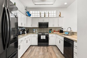 冷蔵庫、電子レンジ、オーブン、コンロ