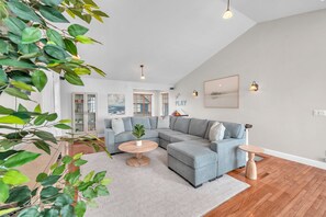 Smart TV, fireplace, offices - Ocean View Haven - Walk to the Beach (Lincoln City)