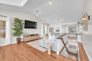 Smart TV, fireplace, offices - Ocean View Haven - Walk to the Beach (Lincoln City)