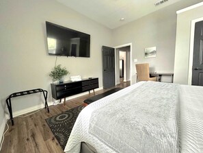 3 habitaciones, escritorio, tabla de planchar con plancha y wifi gratis 