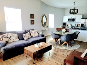 Smart TV, books - Dallas 3 Bedroom/2 Bath Home - 5 Min from Downtown, Deep Ellum, Lower Greenville (Dallas)