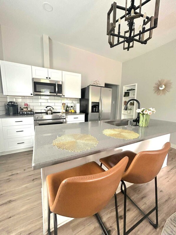 Refrigerador, microondas, horno y parrilla de estufa 