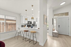 Fridge, microwave, oven, stovetop - Stylish 3B2B SFH, King Bed, Fast Wi-Fi, Yard, Travel Crib, High Chair (Elk Grove)