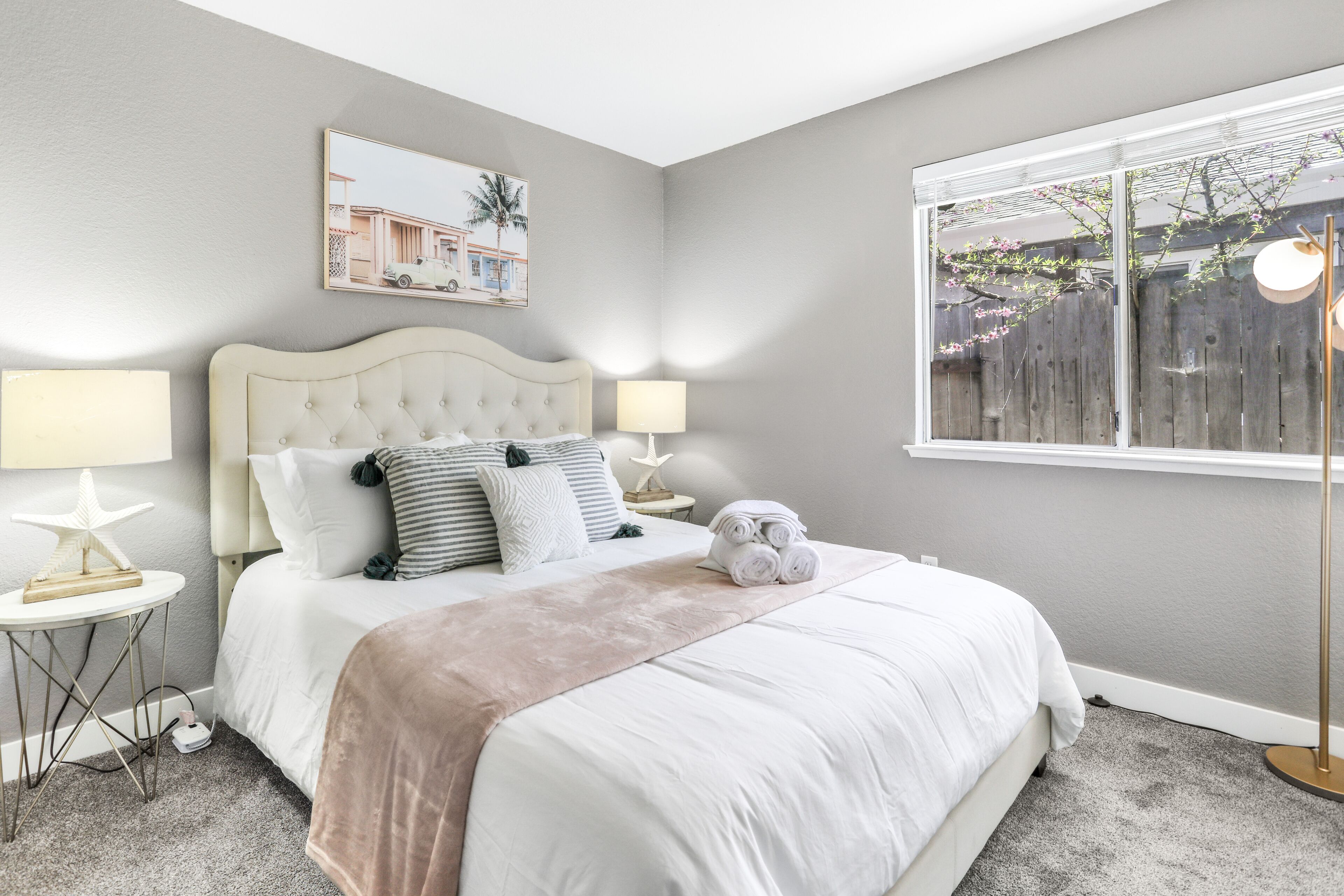 Elk Grove 3B2B SFH, King Bed, Fast Wi-Fi, Yard, Travel Crib, High Chair