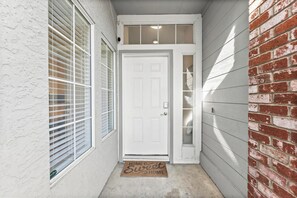 Exterior detail - Stylish 3B2B SFH, King Bed, Fast Wi-Fi, Yard, Travel Crib, High Chair (Elk Grove)