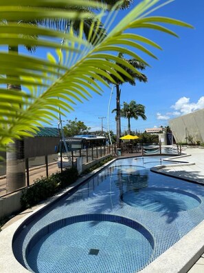 Indoor pool, outdoor pool, open 7:00 AM to 10:00 PM, pool umbrellas - Beach Flats Porto de Galinhas (Ipojuca)