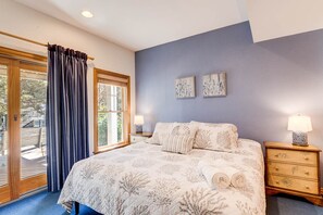 4 عدّة غرف نوم وخدمة الإنترنت وملاءات أسرّة