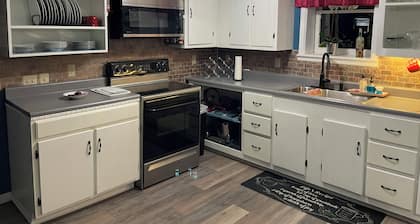 2 bdrm, sleeps 7 apartment. Pet friendly. Pool onsite. Outdoor grill. Hazard, KY