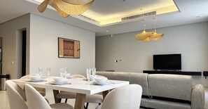 Apartamento de diseño, 3 habitaciones | Zona de estar | Una televisión de pantalla plana