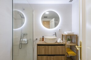 Chuveiro, secador de cabelo, toalhas de banho, papel higiênico