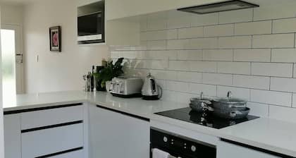 Gorgeous 2 Bed Rooms & Garage Centre Takapuna