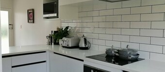 Gorgeous 2 Bed Rooms & Garage Centre Takapuna