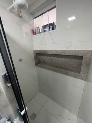Shower, towels, toilet paper - Apartamento em Manaus (Aleixo Manaus)