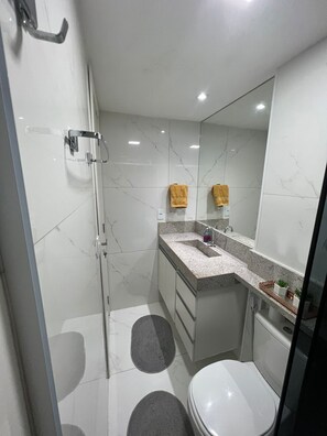 Shower, towels, toilet paper - Apartamento em Manaus (Aleixo Manaus)