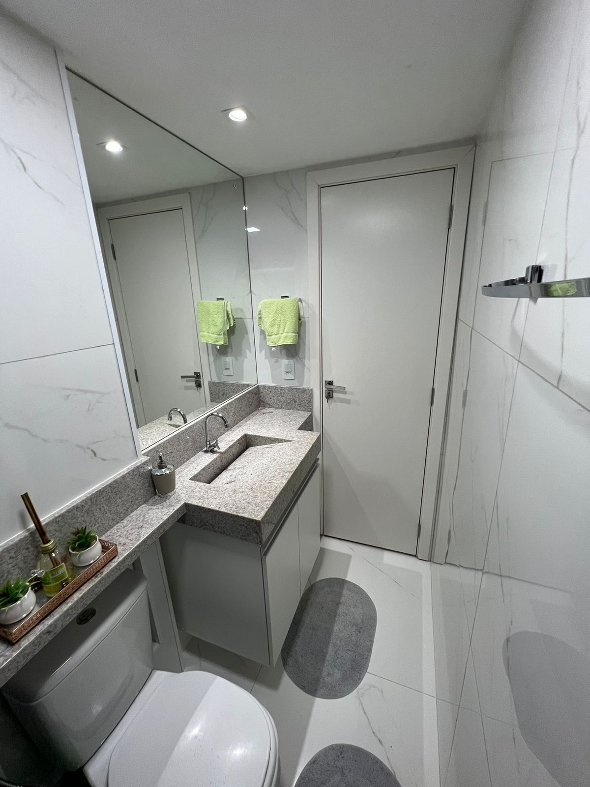 Douche, serviettes fournies, papier toilette