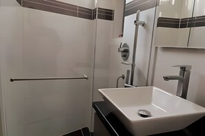 Suite | Salle de bain | Douche, douche à « effet pluie », sÚche-cheveux, serviettes fournies
