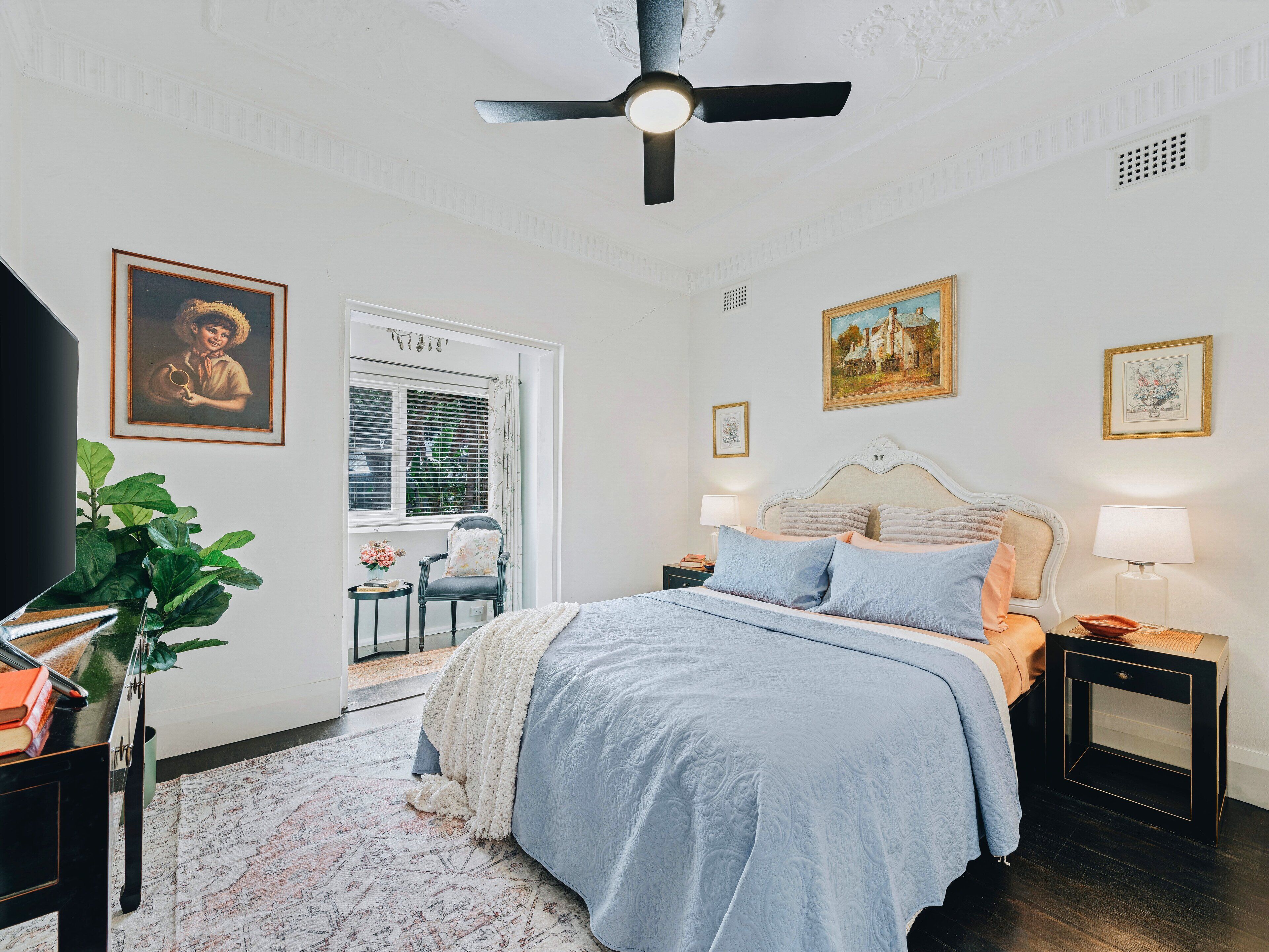 1 habitación, tabla de planchar con plancha, cunas y cuna de viaje 