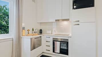 Apartment, 1 Queen Bed | Private kitchen | Fridge, microwave, oven, stovetop