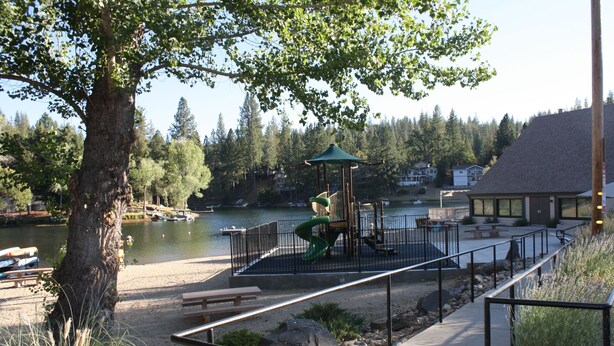 A park with a playground, benches, and a lake. - Sierra Breeze - Your Yosemite Adventure Base Camp In Pine Mountain Lake (Groveland)