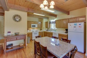 Fridge, microwave, oven, stovetop - Sierra Breeze - Your Yosemite Adventure Base Camp In Pine Mountain Lake (Groveland)