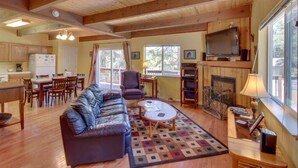 A cozy cabin interior with a living room, dining area, and kitchen. - Sierra Breeze - Your Yosemite Adventure Base Camp In Pine Mountain Lake (Groveland)