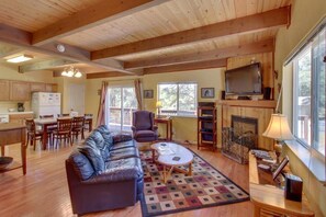 Smart TV, DVD player, books, video library - Sierra Breeze, 25 Miles From Yosemite National Park! (Groveland)