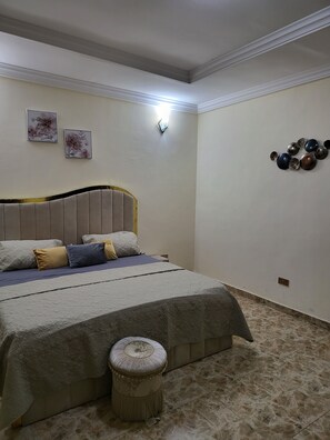 3 bedrooms, in-room safe, iron/ironing board, travel cot