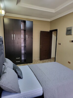 3 bedrooms, in-room safe, iron/ironing board, travel cot - Dvyne Lux-Home-
Stylish, classy, secured duplex with elegant decor & 24hrs light (Ikeja)