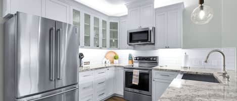 Refrigerador, microondas, horno y parrilla de estufa