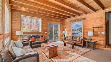 Een smart-tv, een open haard en een tafeltennistafel