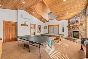 Games room - SUN RIDGE - 6 BD, VIEWS, POOL TABLE, HOT TUB (Sundance)