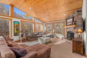 Smart TV, fireplace, table tennis - SUN RIDGE - 6 BD, VIEWS, POOL TABLE, HOT TUB (Sundance)