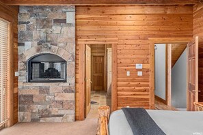 6 bedrooms, iron/ironing board, free WiFi, bed sheets - SUN RIDGE - 6 BD, VIEWS, POOL TABLE, HOT TUB (Sundance)