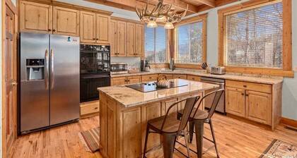 SUN RIDGE - 6 BD, VIEWS, POOL TABLE, HOT TUB