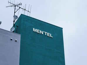 A building with a sign that reads "MEN'TEL".