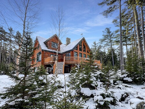 Evergreen Point Lodge (Panoramic Views of Moosehead Lake!)
